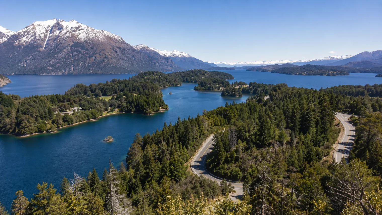 Auto en un mirador del Circuito Chico con el lago Nahuel Huapi de fondo en Bariloche