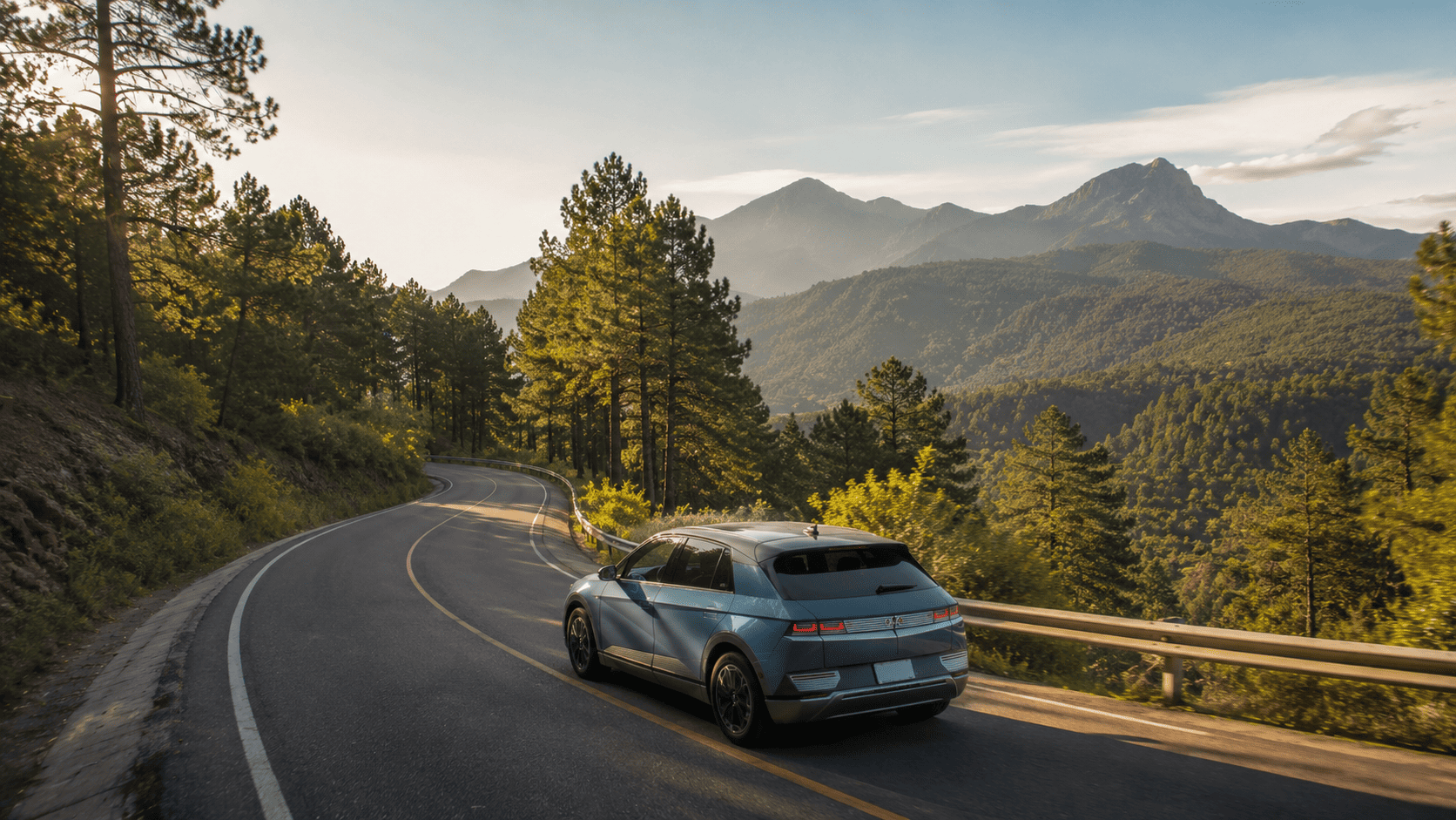 Auto eléctrico en una carretera saliendo de Ciudad de México hacia la montaña