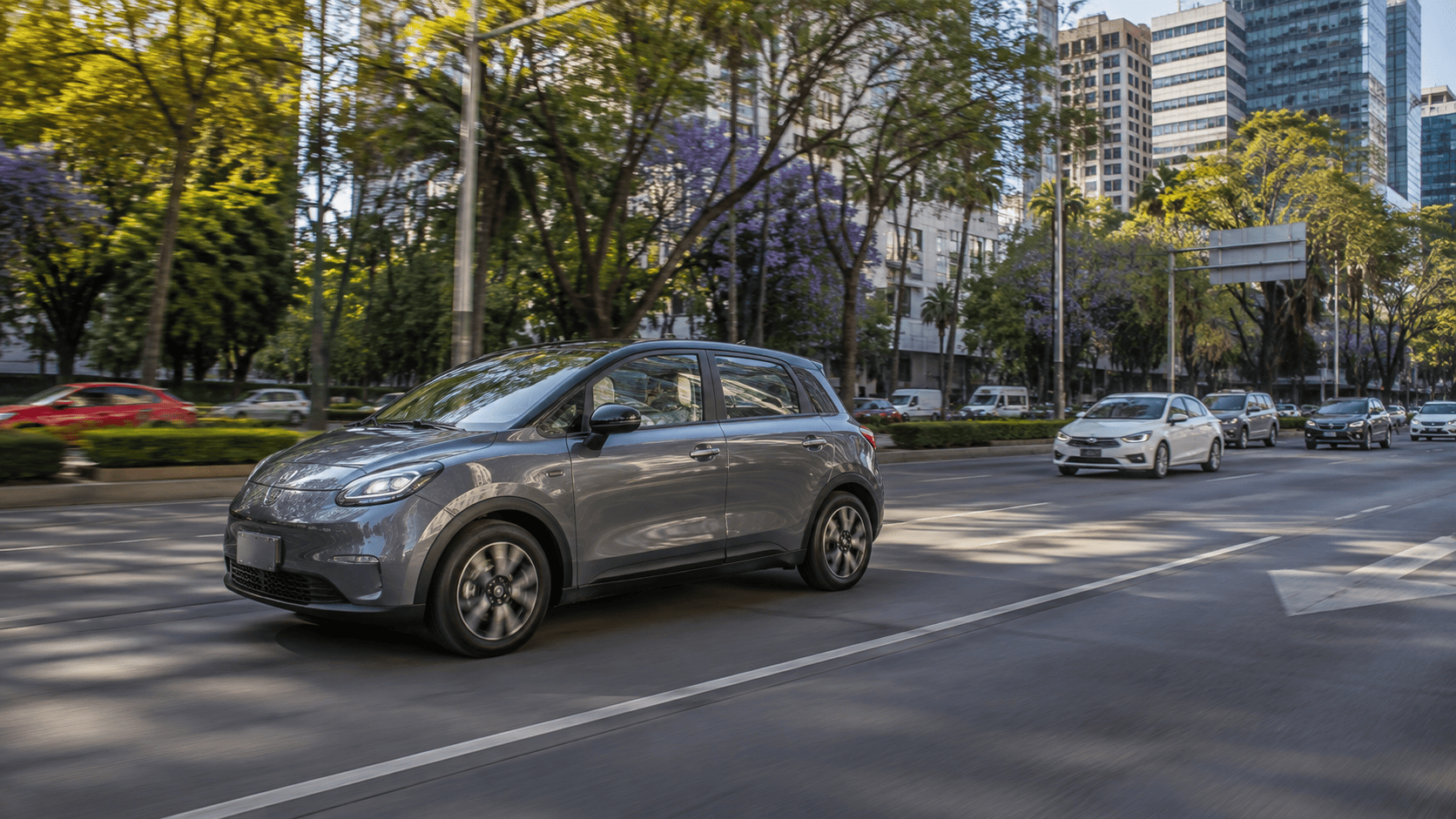 Auto eléctrico circulando por una avenida de Ciudad de México