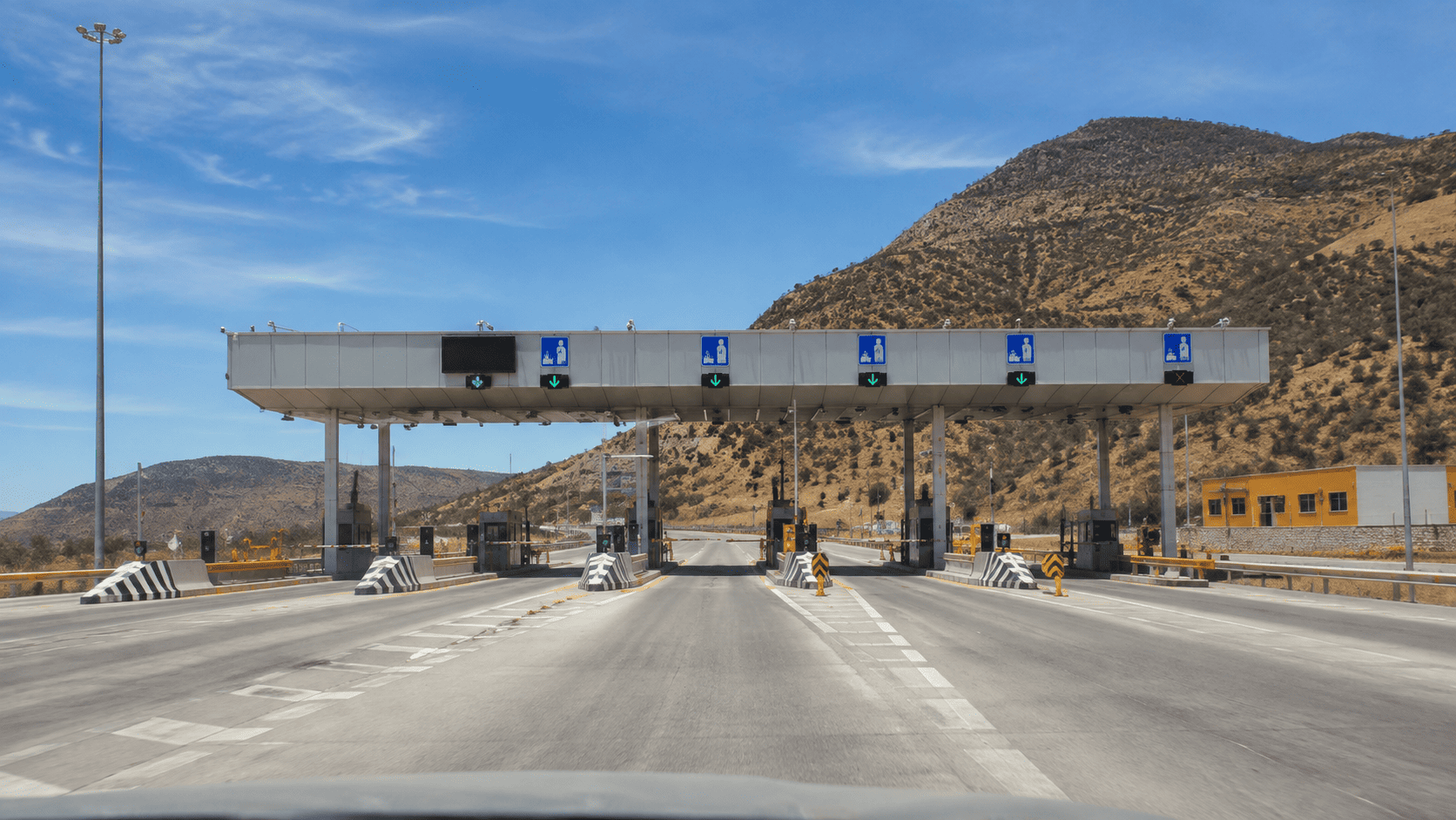 Autopista de salida de Ciudad de México con caseta de peaje