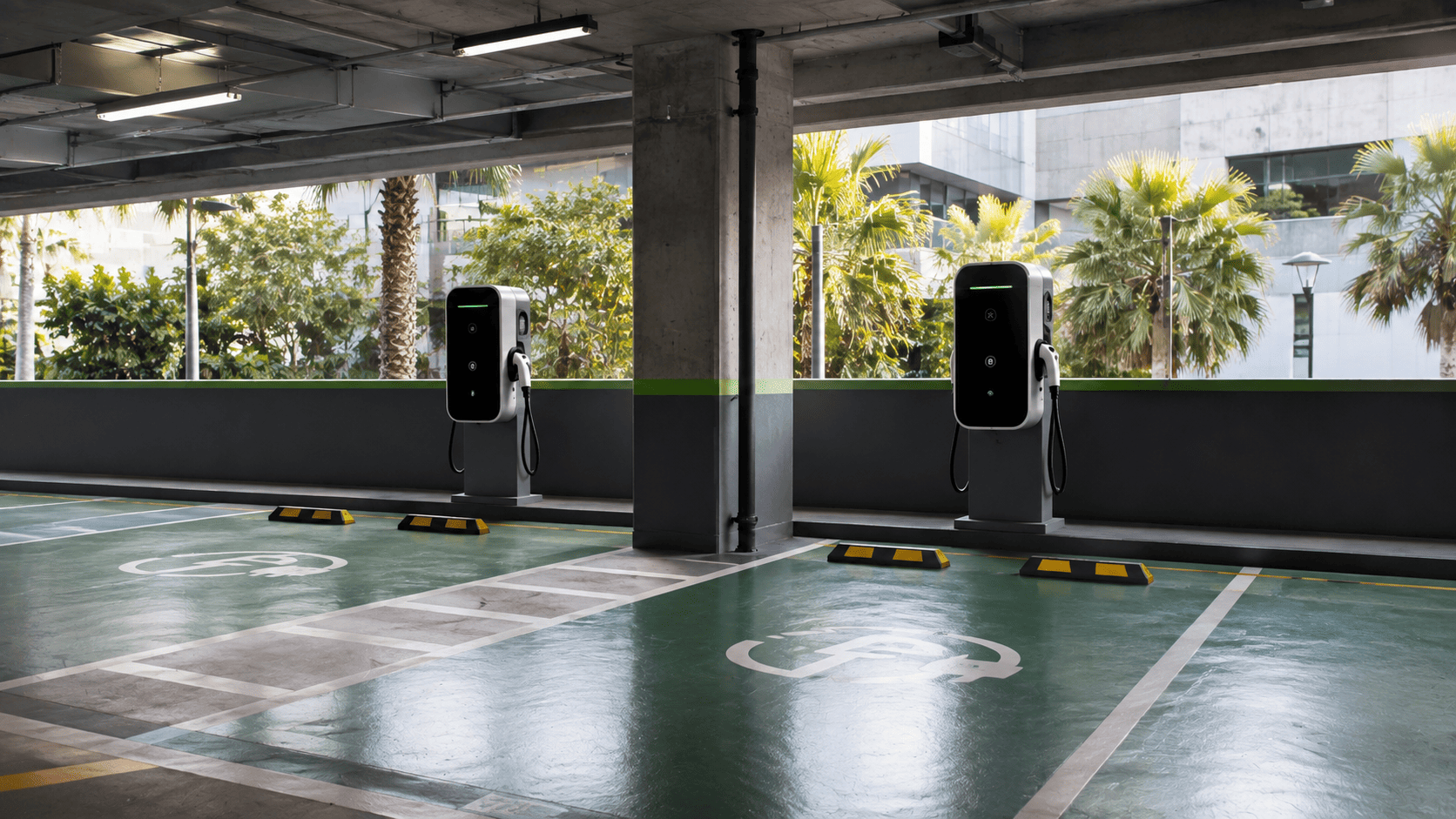 Auto eléctrico conectado a un cargador en un estacionamiento de Ciudad de México