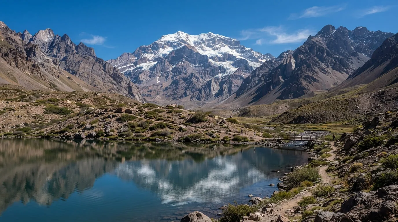 Cerro Aconcagua nevado visto desde el mirador en Mendoza
