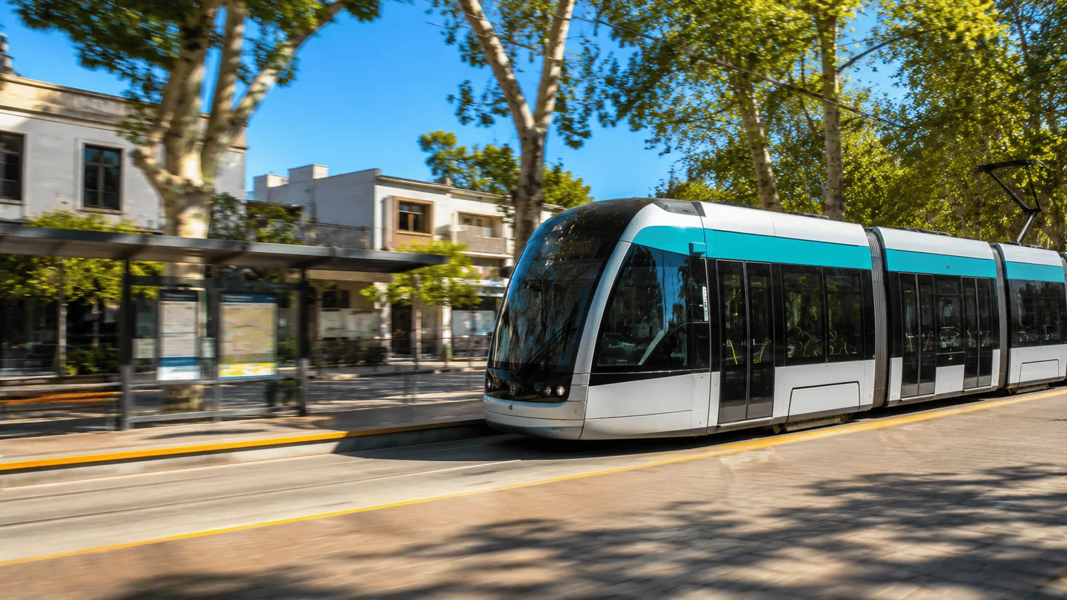 Metrotranvía de Mendoza circulando por la ciudad