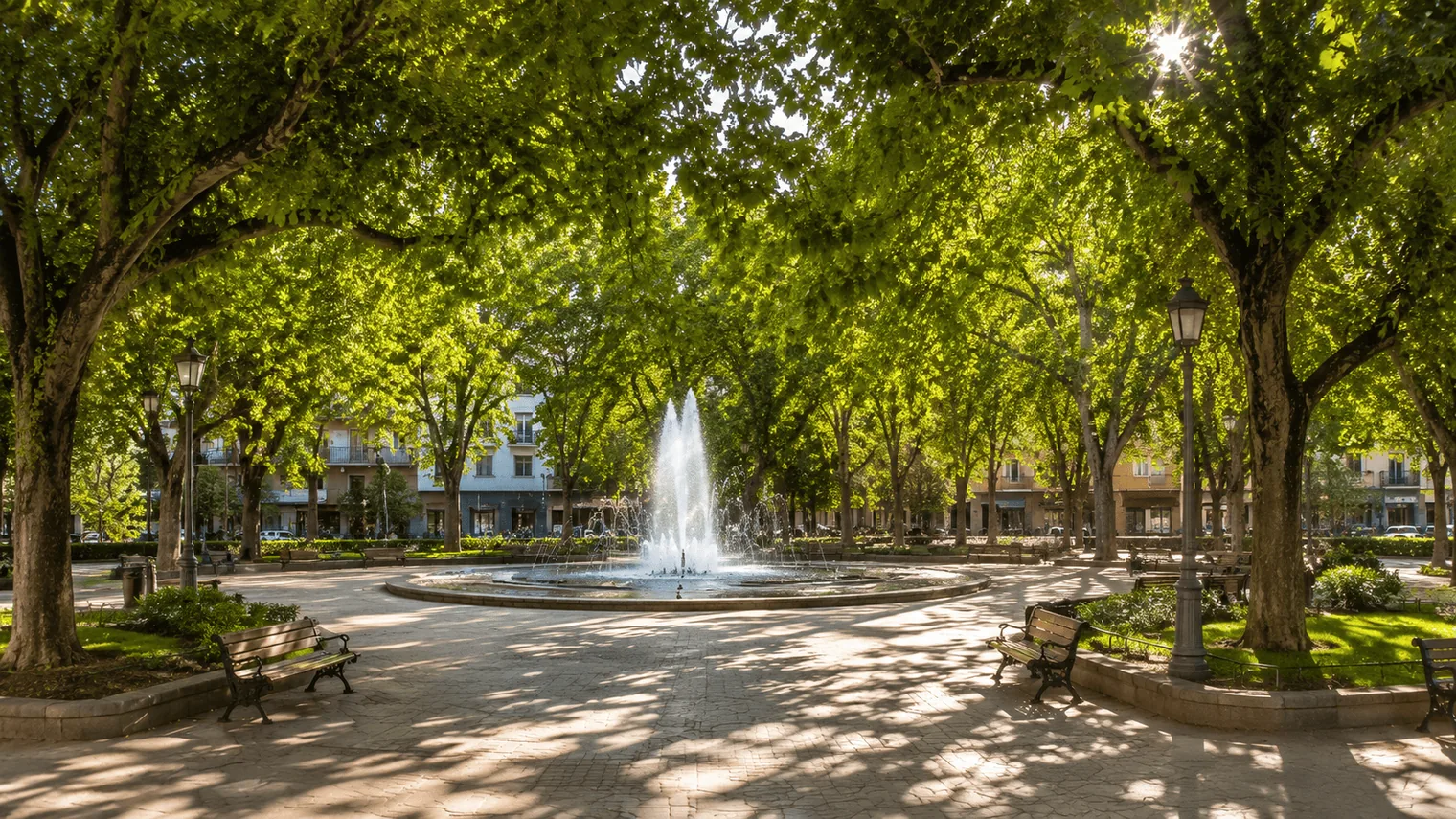 Plaza Independencia en el centro de Mendoza rodeada de árboles
