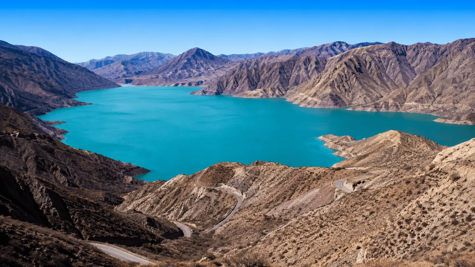 Dique de Potrerillos rodeado de montañas en Mendoza