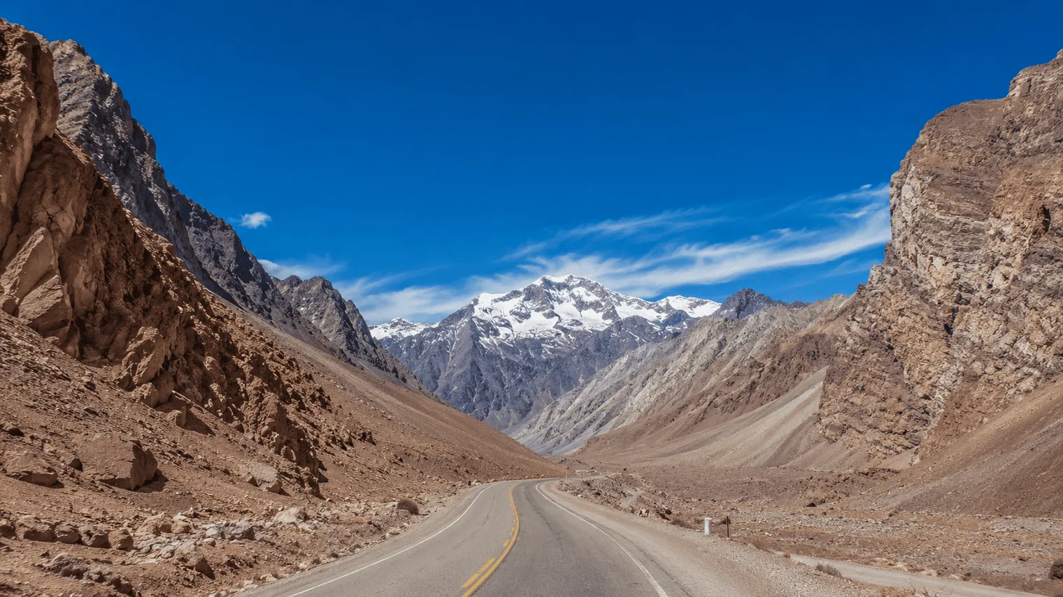 Ruta 7 hacia la Alta Montaña de Mendoza entre paredones de roca