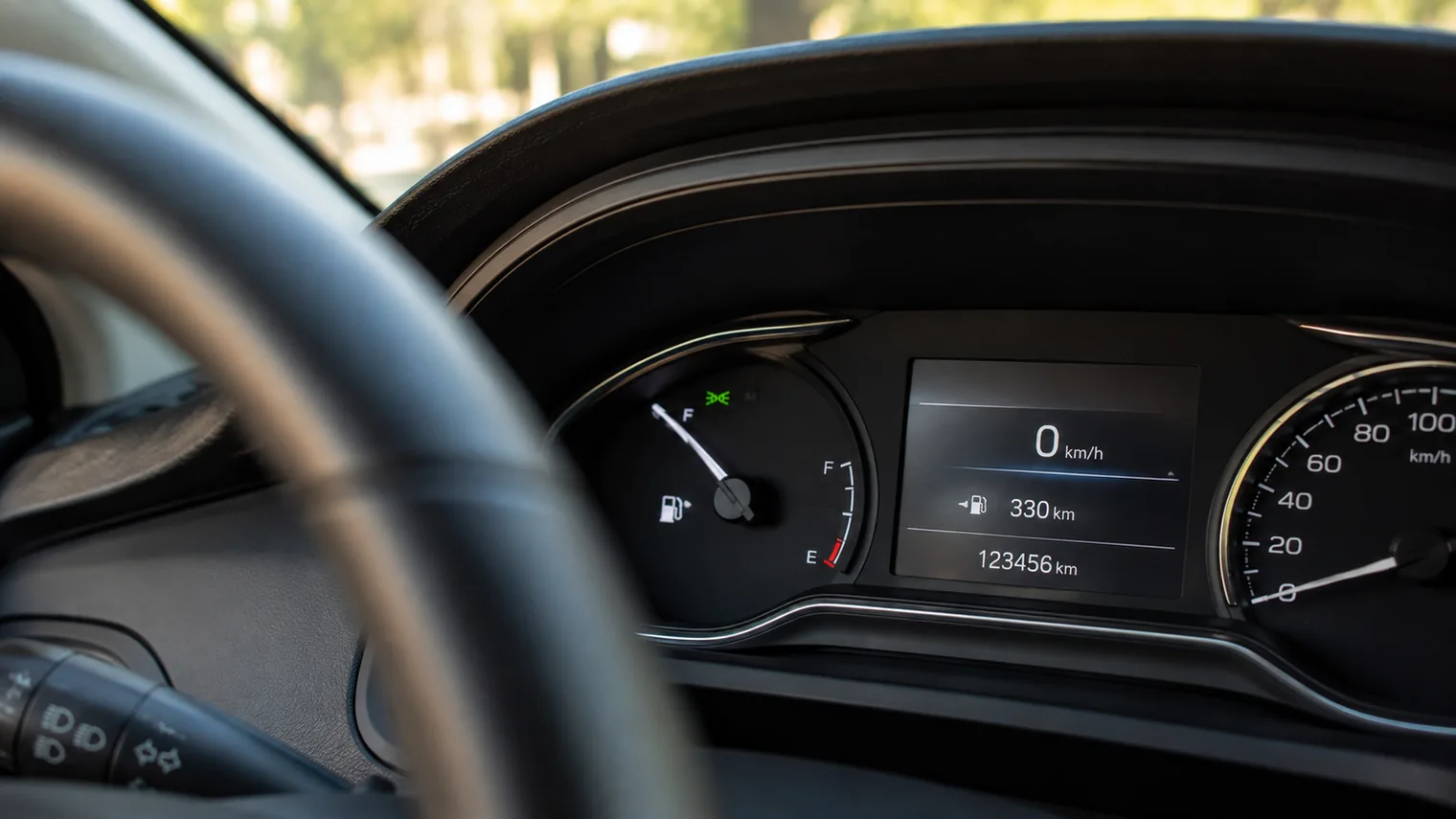 Tablero de un auto mostrando el indicador de combustible lleno